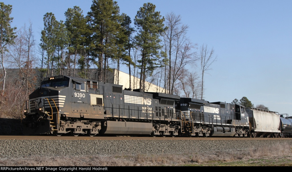 NS 9390 & 8981 lead train M86 towards Hoskins